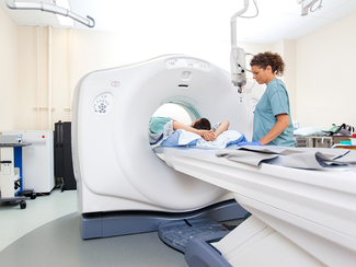 Patient wird in einem CT-Gerät untersucht