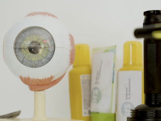 Ein Laserpointer wird auf ein Modell des Auges gerichtet.