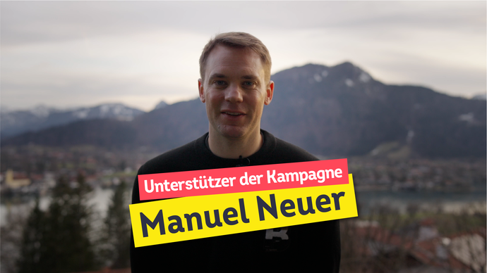 Manuel Neuer vor Gebirge, Schriftzug Machen Sie Ihre Orte UV-sicher