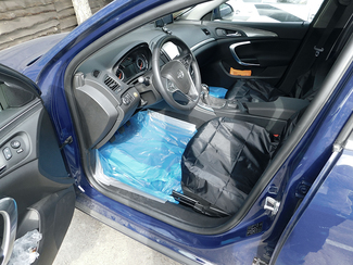 Die Sitze eines Fahrzeugs sind mit Schutzbezügen versehen und der Fußraum mit Folie abgedeckt. (Bild anzeigen)