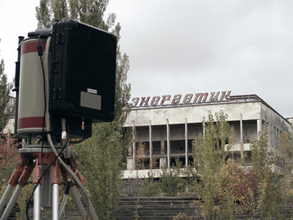 In-Situ-Gammaspektrometer vor einem verfallenen Gebäude (Bild anzeigen)