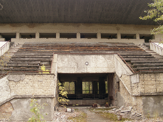 Verfallene Tribünen des ehemaligen Stadions in der verlassenen Stadt Prypjat (Bild anzeigen)