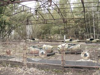 Verfallende Autoscooter im Vergnügungspark (Bild anzeigen)
