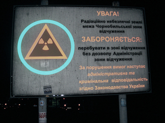Warnschild am Eingang in die 30-Kilometer-Zone rund um das Kernkraftwerk in Tschornobyl (Bild anzeigen)