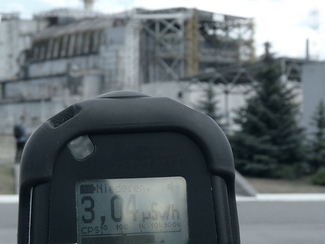 Handmessgerät zur Messung der Ortsdosisleistung vor dem Reaktor von Tschornobyl. Das Display zeigt einen Wert von 3,04 Mikrosievert pro Stunde. (Bild anzeigen)