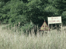 Schilder in der 30-Kilometerzone um das Kernkraftwerk Tschornobyl (russisch: Tschernobyl)
