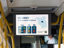 Bildschirm im Bus, auf dem der UV-Index angezeigt wird.