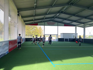 Jugendmannschaft trainiert Fußball in der Freilufthalle (Bild anzeigen)