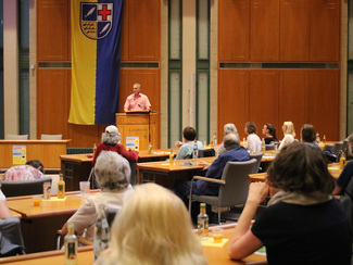 Ein Mann hält einen Vortrag im Konferenzsaal Landkreis Konstanz (Bild anzeigen)